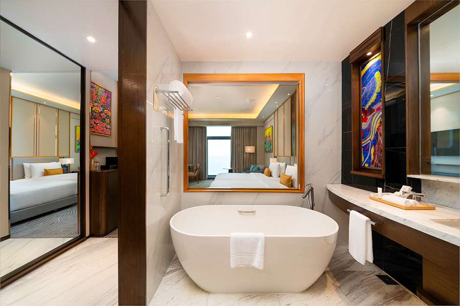 White Tub with mirror